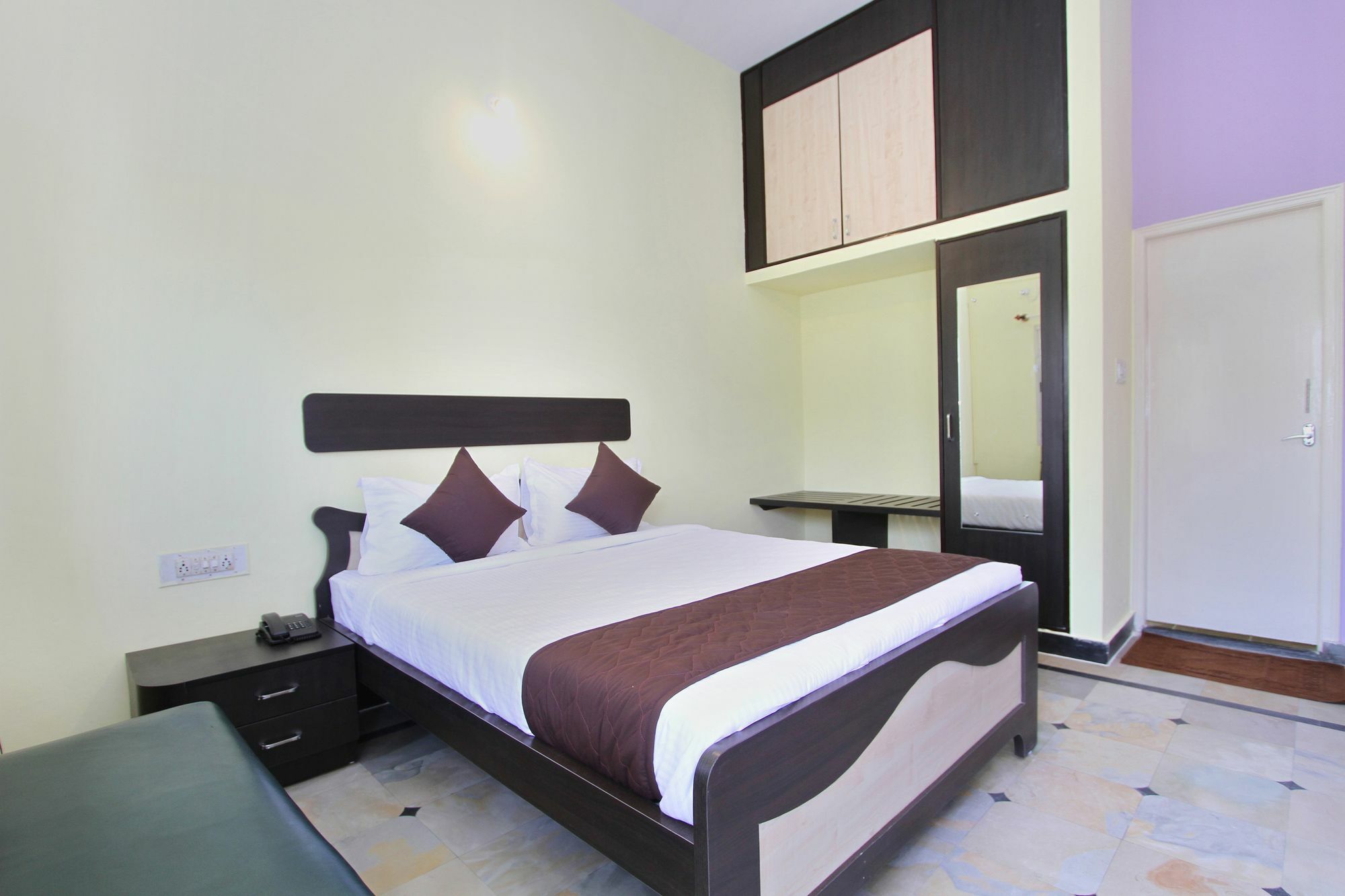 Oyo 9060 Sri Sai Guest Inn Bangalore Exterior foto