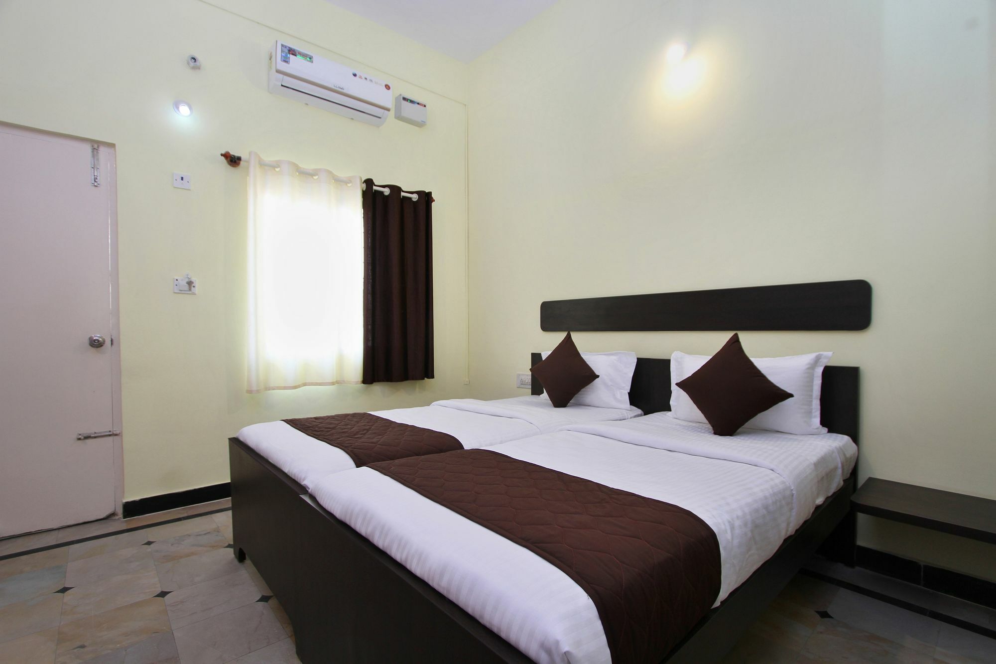 Oyo 9060 Sri Sai Guest Inn Bangalore Exterior foto